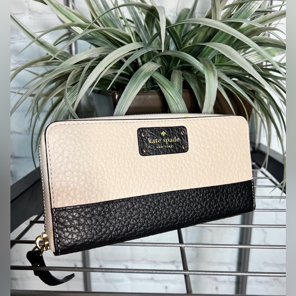 New Kate Spade zippered wallet - Picture 1 of 9
